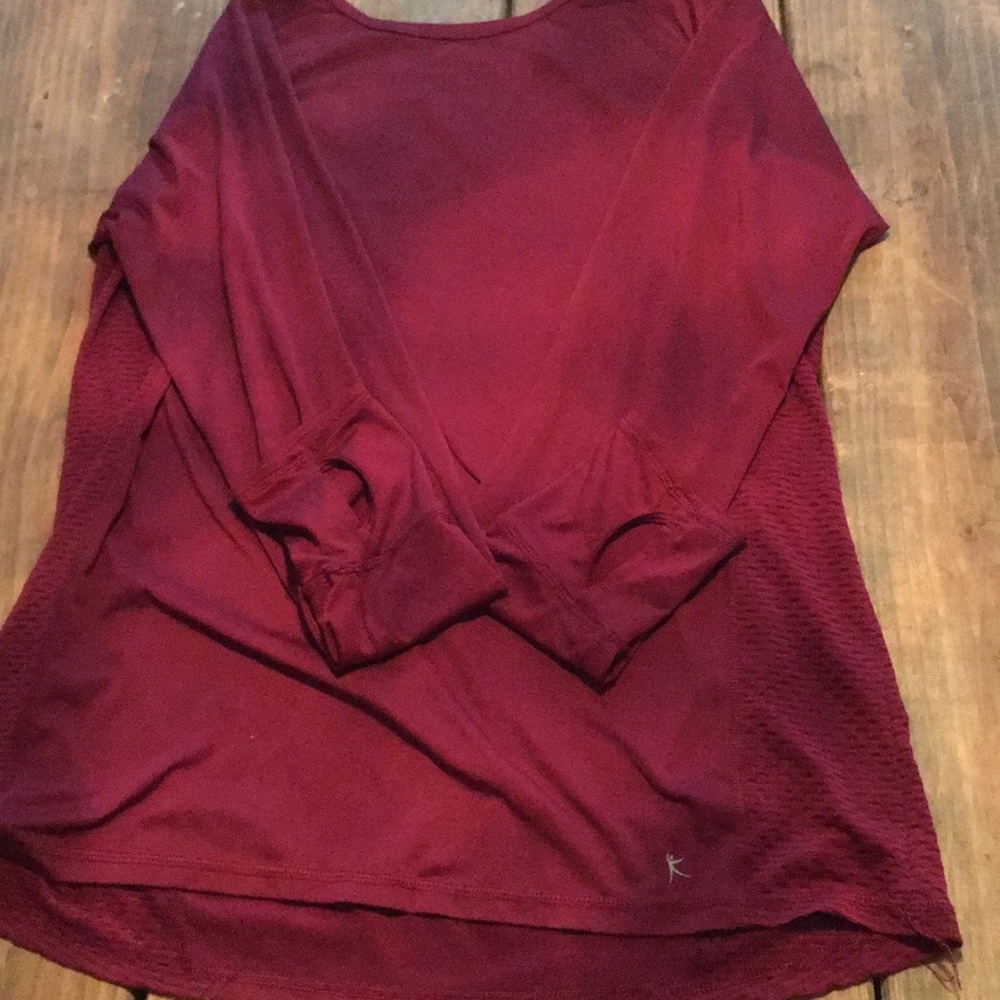 Yoga shirt with thumb holes